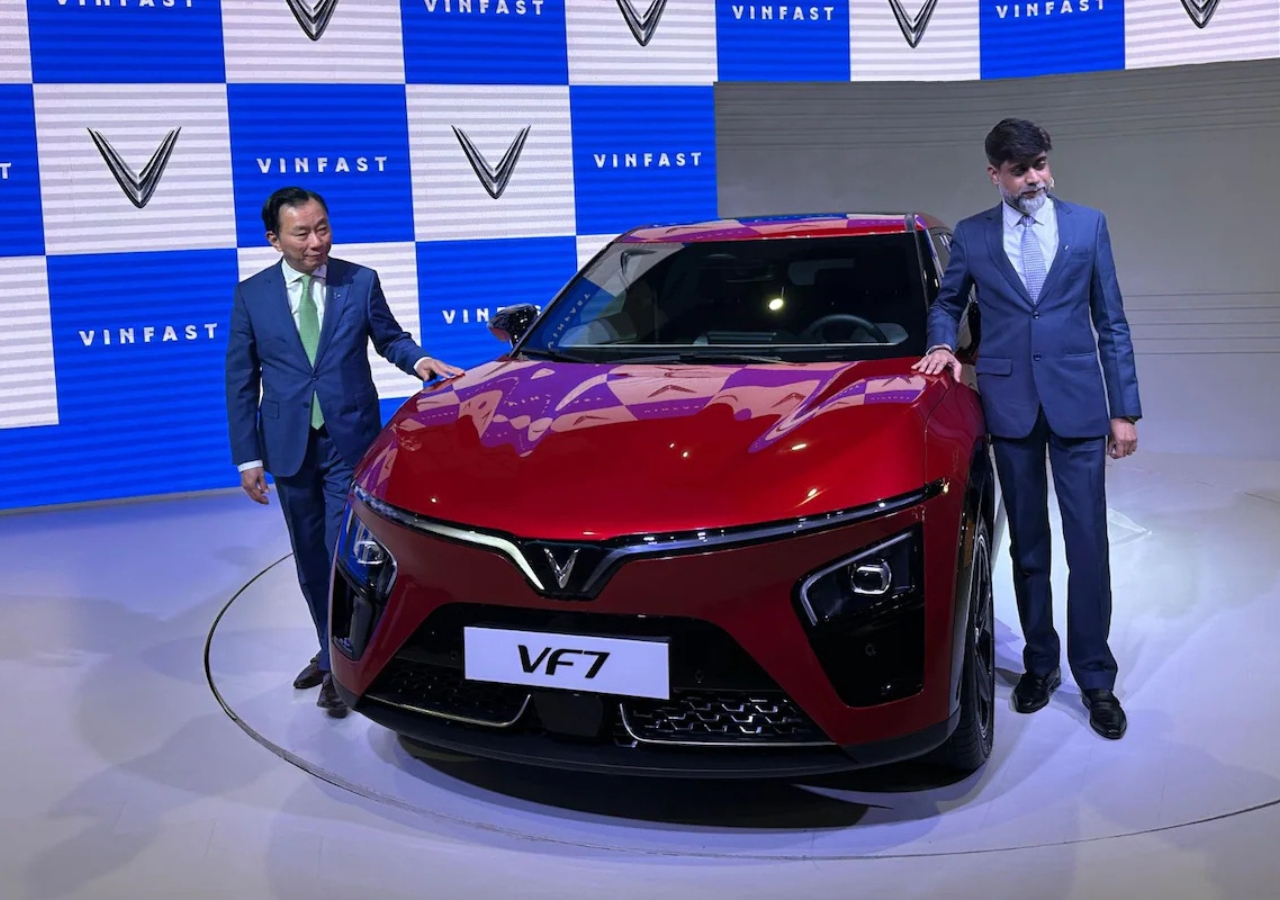 VinFast VF7: A Bold Electric...