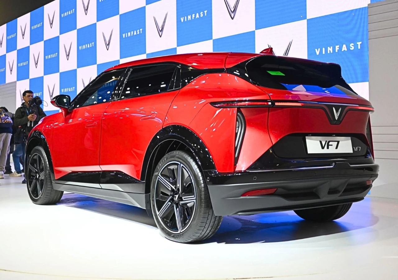 VinFast VF7: A Bold Electric...