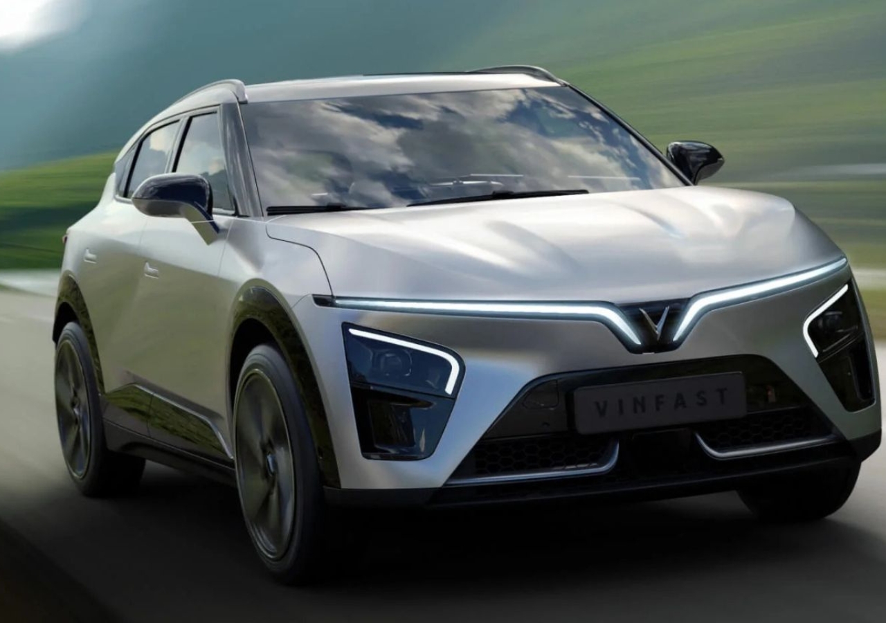 VinFast VF7 to Arrive in...