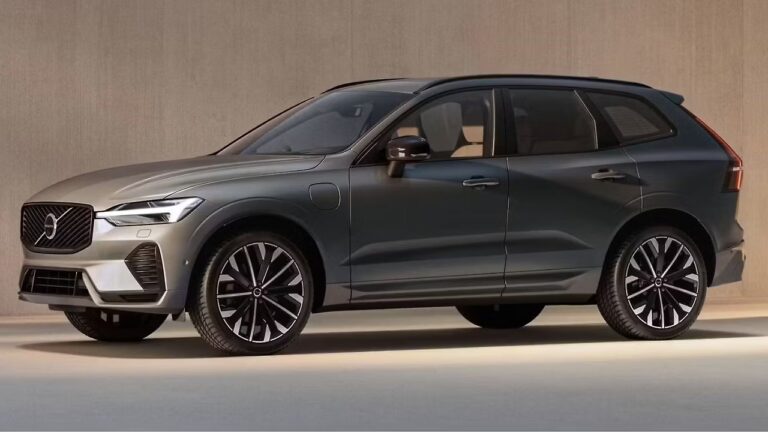 New Volvo XC60 Facelift Coming on August 1 With Big Touchscreen and Bold New Look