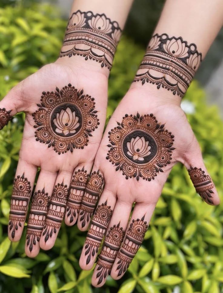 Trendy Mehndi Designs for Hariyali...