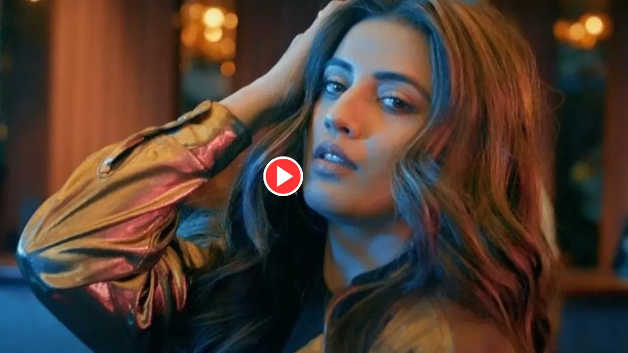 Akshara Singh (19)