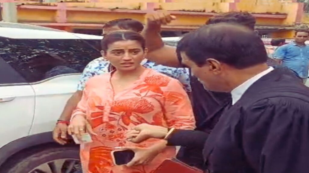 Akshara Singh Faces Legal Heat – Surrenders in Court Over Fraud Case, Granted Bail