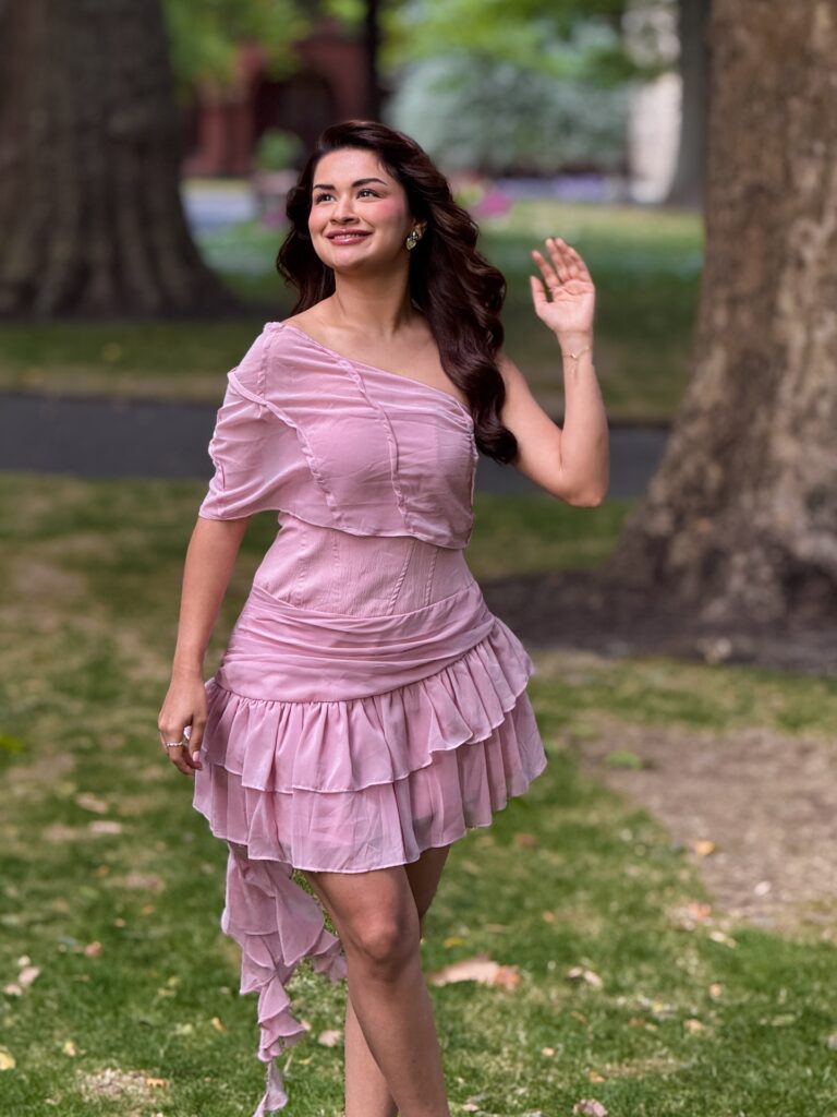 Avneet Kaur Glamorous Photo – Actress flaunt her toned legs in pink Short Outfit