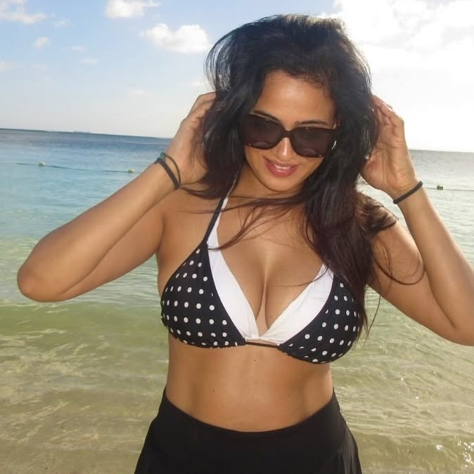 Shweta Tiwari Flaunts Her Toned...