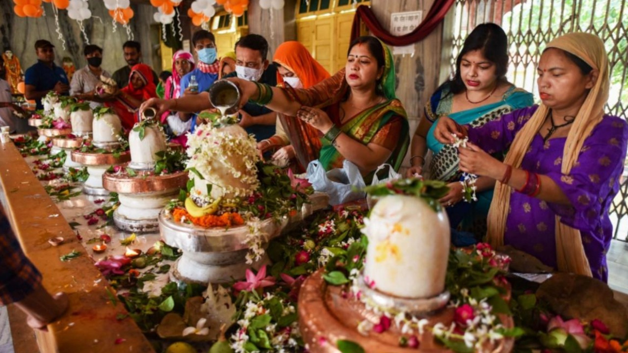 Sawan 2025 Fashion Alert: Don’t Wear These 3 Colors, Choose These Lucky Shades Instead