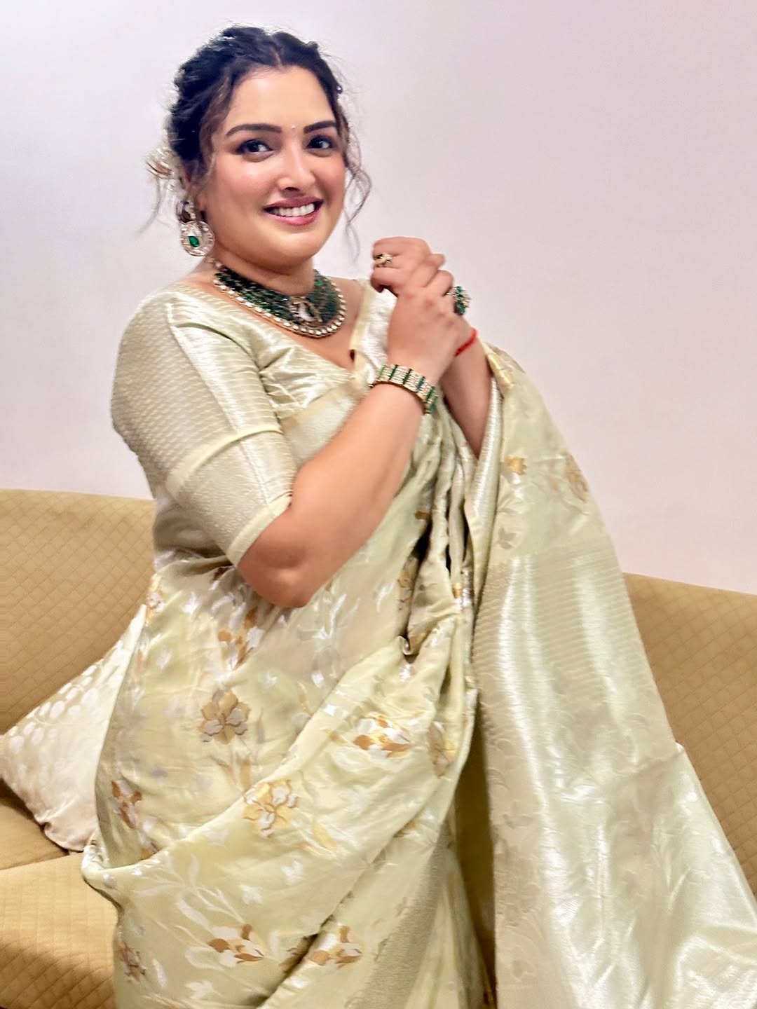 Aamrapali Dubey Hottest Saree Look...