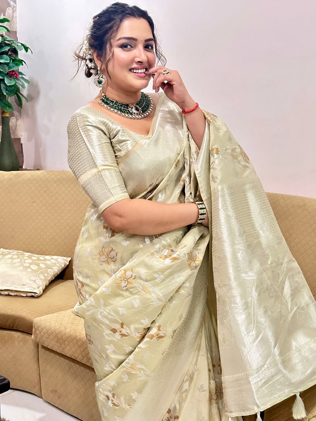 Aamrapali Dubey Hottest Saree Look...