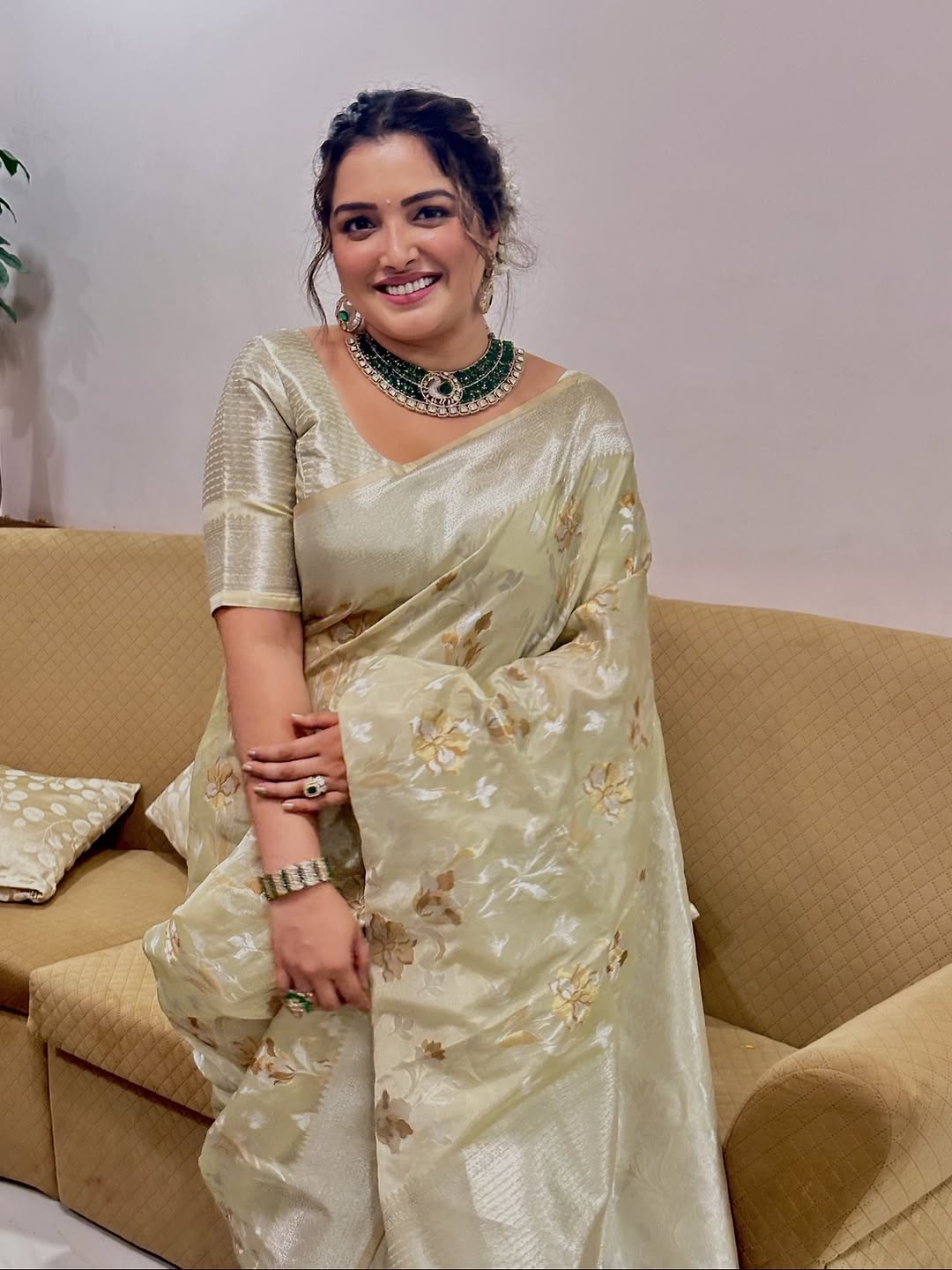 Aamrapali Dubey Hottest Saree Look...