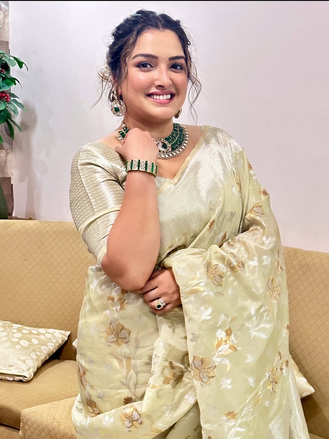 Aamrapali Dubey Hottest Saree Look...