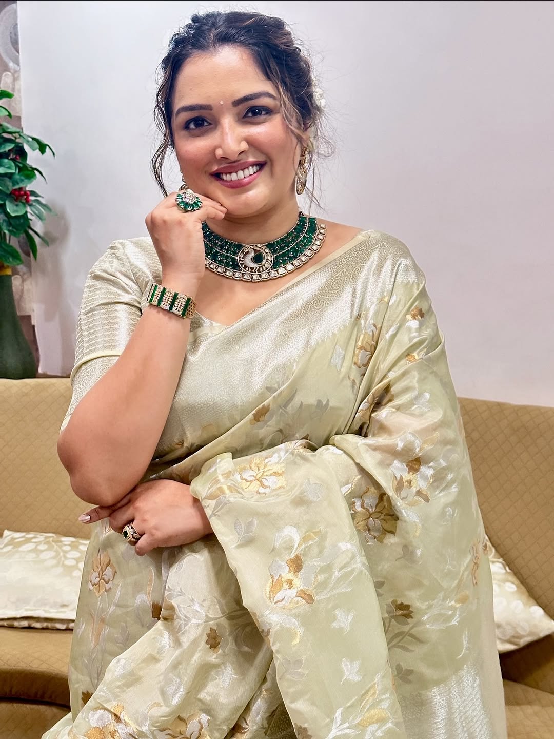 Aamrapali Dubey Hottest Saree Look...