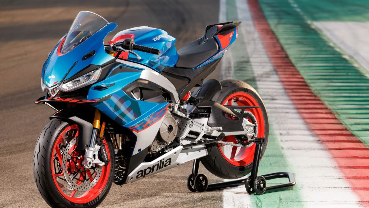 Aprilia RS 660: Comes with...