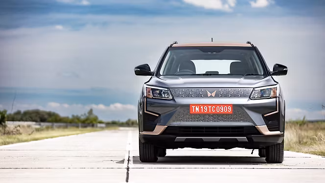 2025 Mahindra XUV400 Breaks Cover...