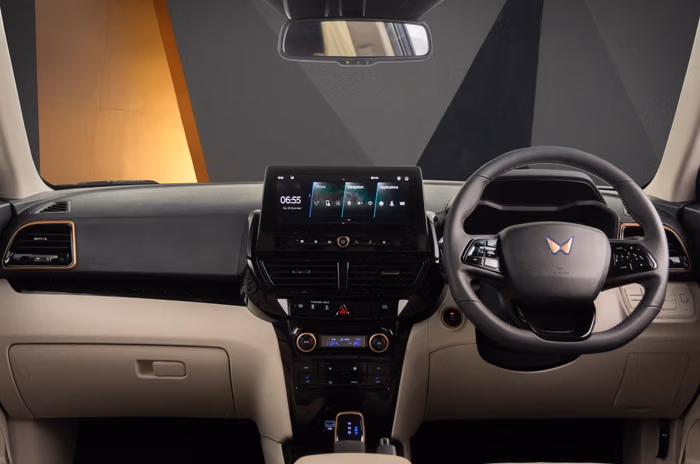 2025 Mahindra XUV400 Breaks Cover...