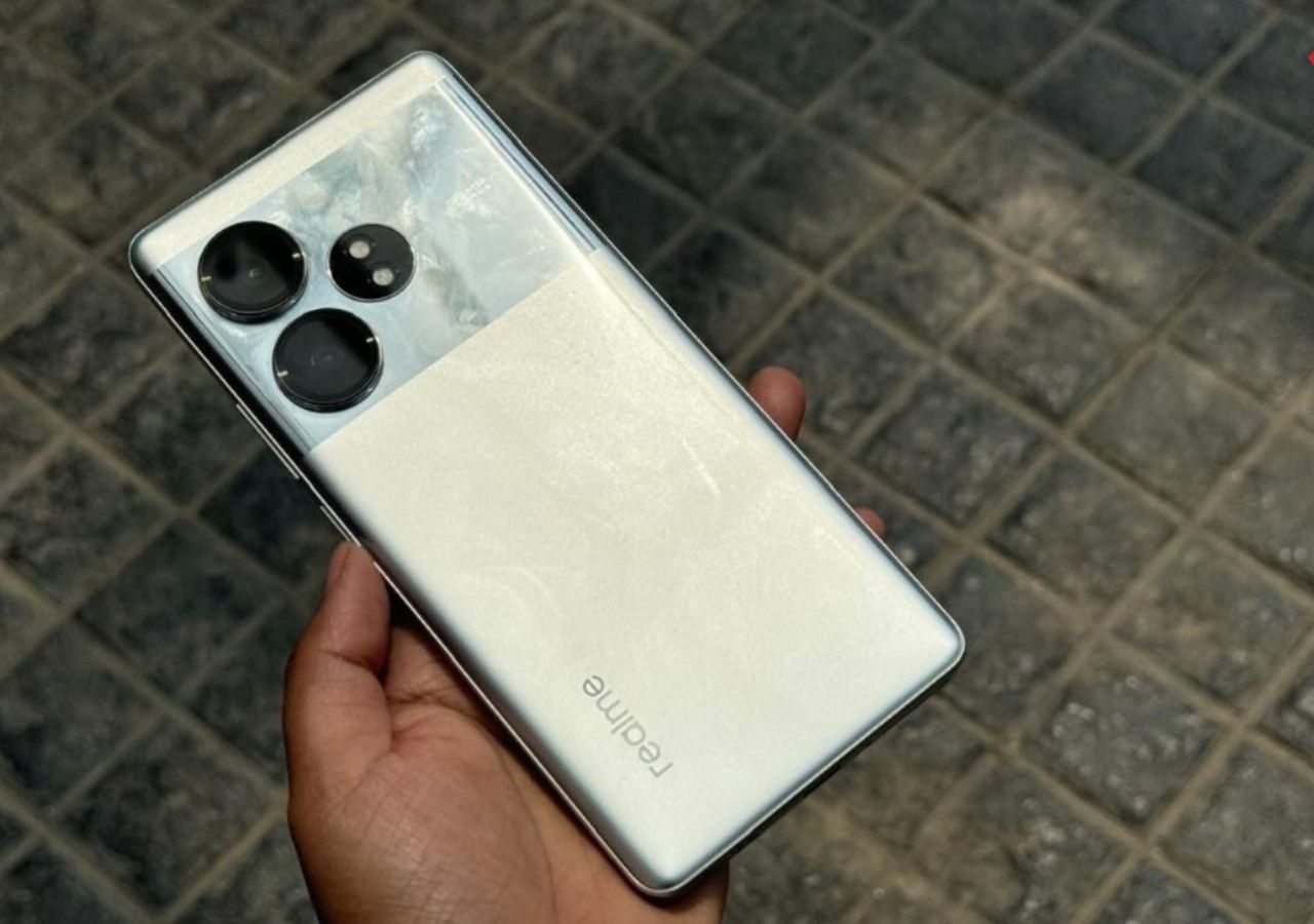 Realme GT 6T : Is...