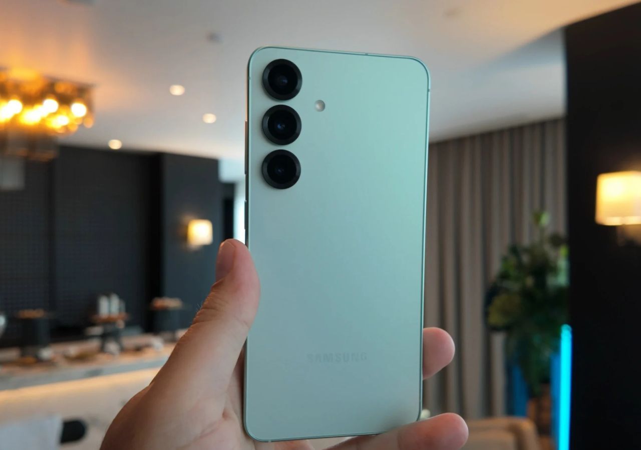 Samsung Galaxy S25 Plus :...