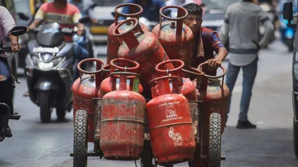 Free LPG Cylinders: The Govt will provide free LPG cylinders to these women on Diwali, Know the rest