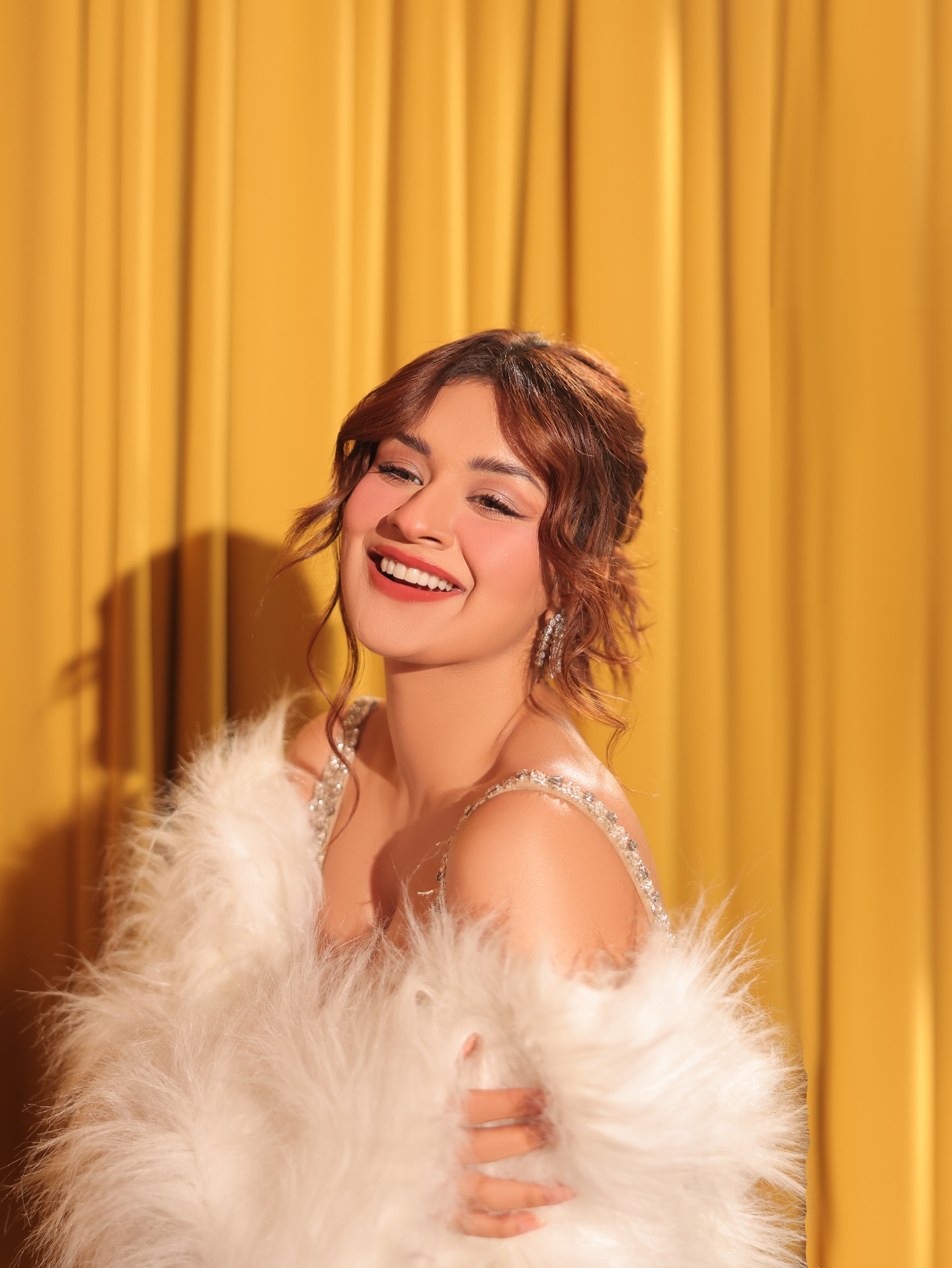 Avneet Kaur Glamorous New Look...