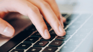 कर रहे लैपटॉप पर घंटों तक काम तो बिगड़ जाएगी आंखों और गर्दन की सेहत, जानें कैसे करें बचाव