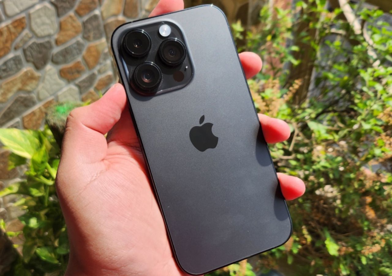 iPhone 15 Review: The Biggest...