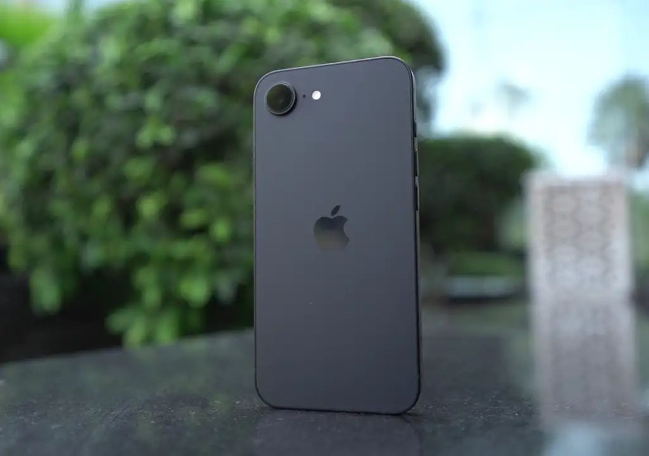 iPhone 16e : A New...