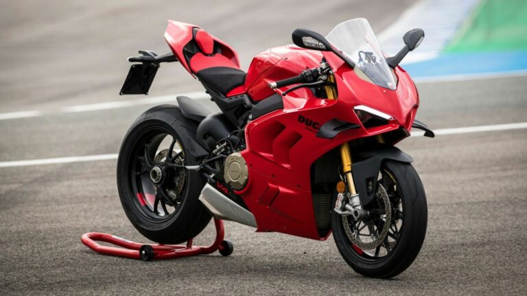 Ducati Panigale V4: Superbike with powerful engine and advanced features