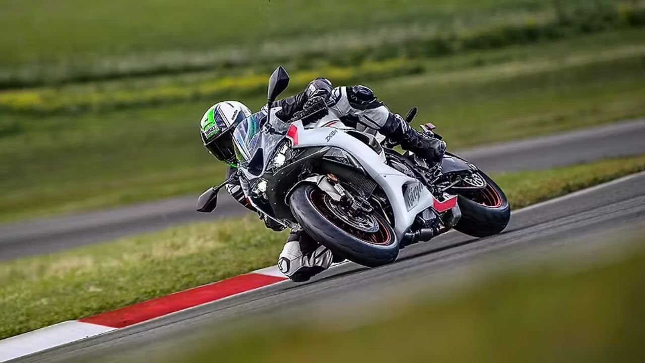 Kawasaki Ninja ZX-6R 2025 :...