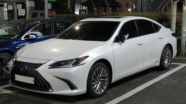 Lexus ES: The Perfect Combination of Luxury, Style and Hybrid Technology