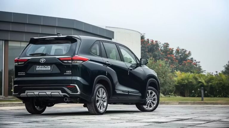 Toyota Innova Hycross (1)