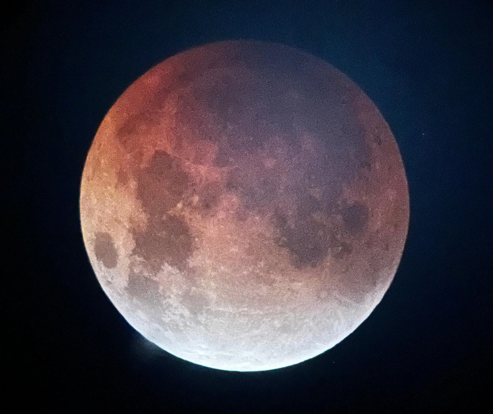 लाल से नारंगी-रक्त चंद्रमा तक...