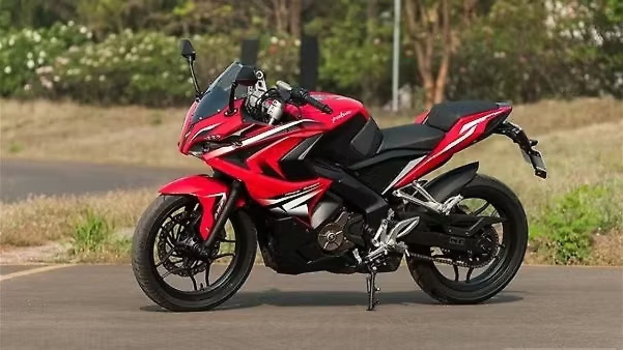 Bajaj Pulsar RS 200: Sporty...