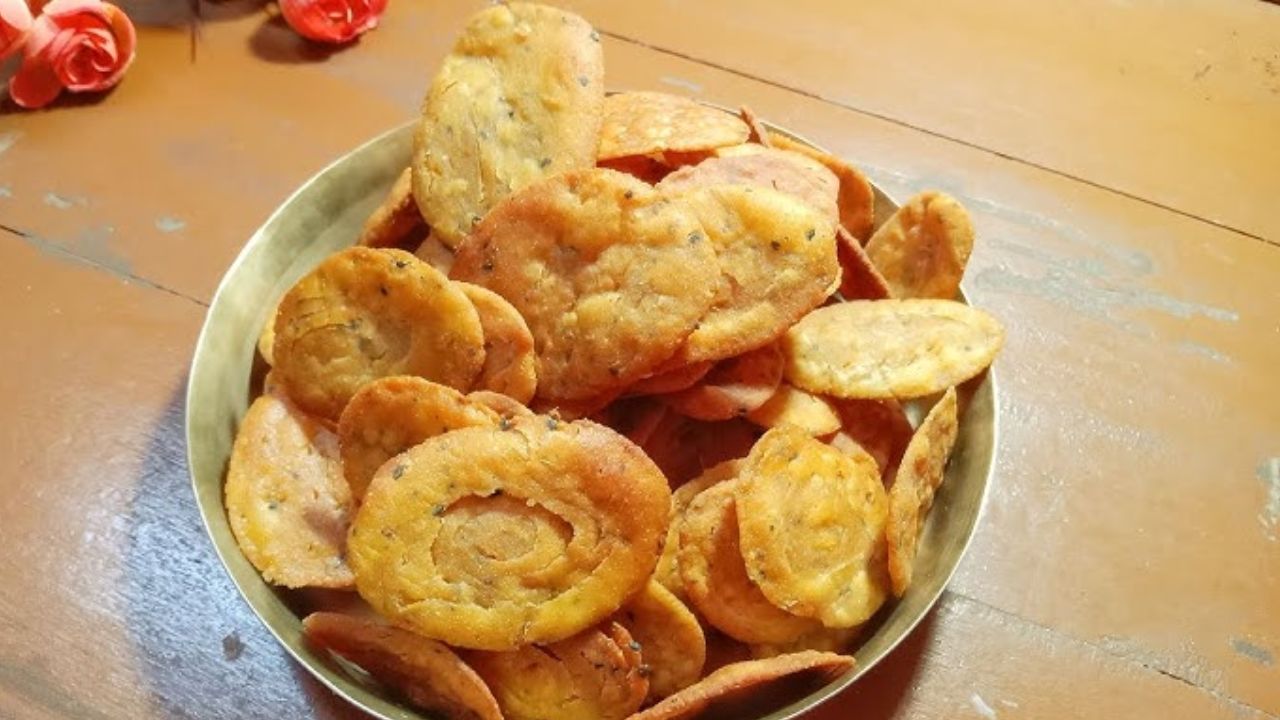 Moong Dal Mathri Recipe