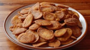 Moong Dal Mathri Recipe: Serve These Delicious & Crispy Savory Snacks with Tea in the Evening