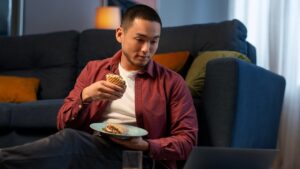 Vastu Tips: Using TV or Mobile While Eating Can Lead to Financial Loss