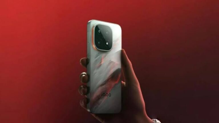 iQOO 15 Break All Records, out of Stock Within 4 hrs; See Its Price & Speciality 