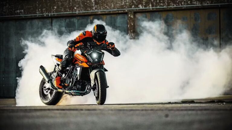 2026 KTM 990 Duke – Proven as a true street fighter again with new colours and aggressive styling