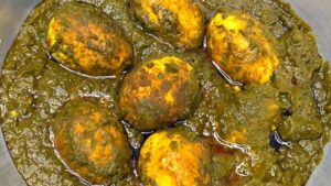 Prepare This Healthy And Hot Egg Palak Curry In Minutes - So Tasty