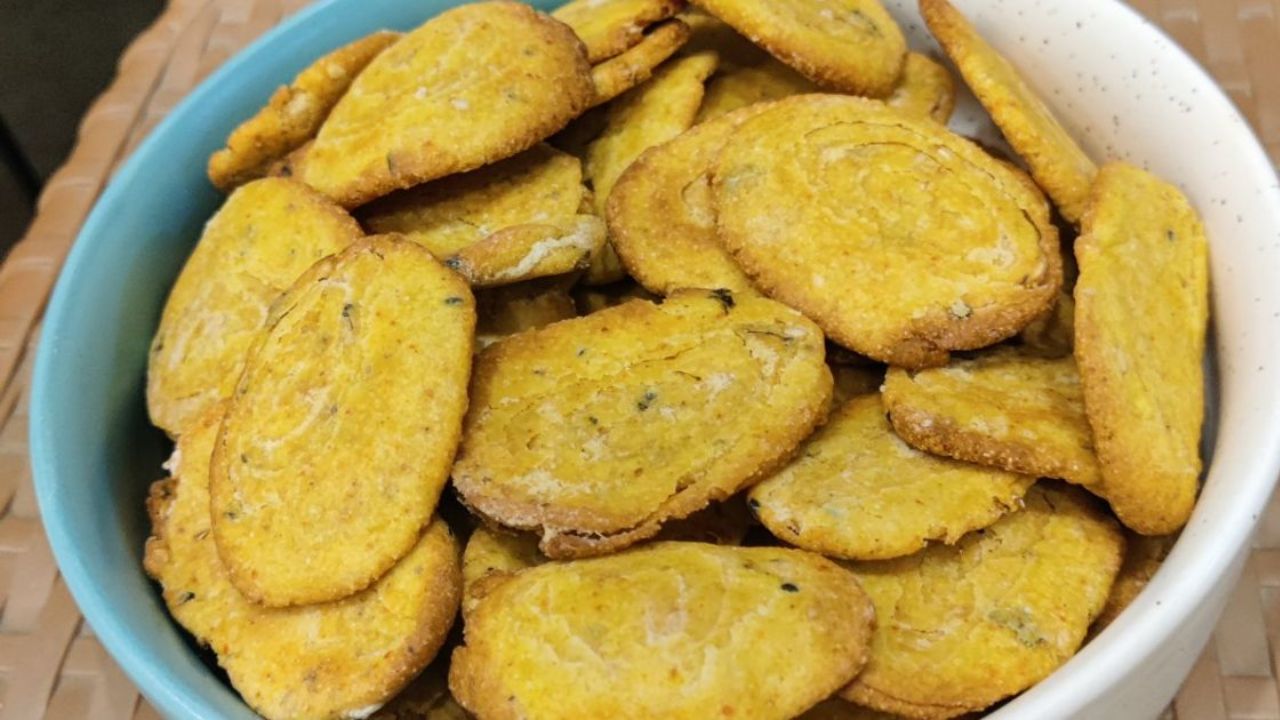 Suji Mathri and Namakpare