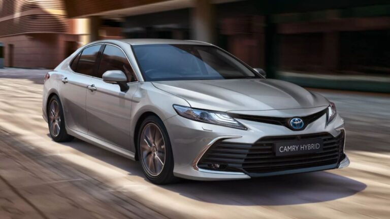 Toyota Camry- Is This Premium Sedan Still India’s Favorite, Learn About Its Features