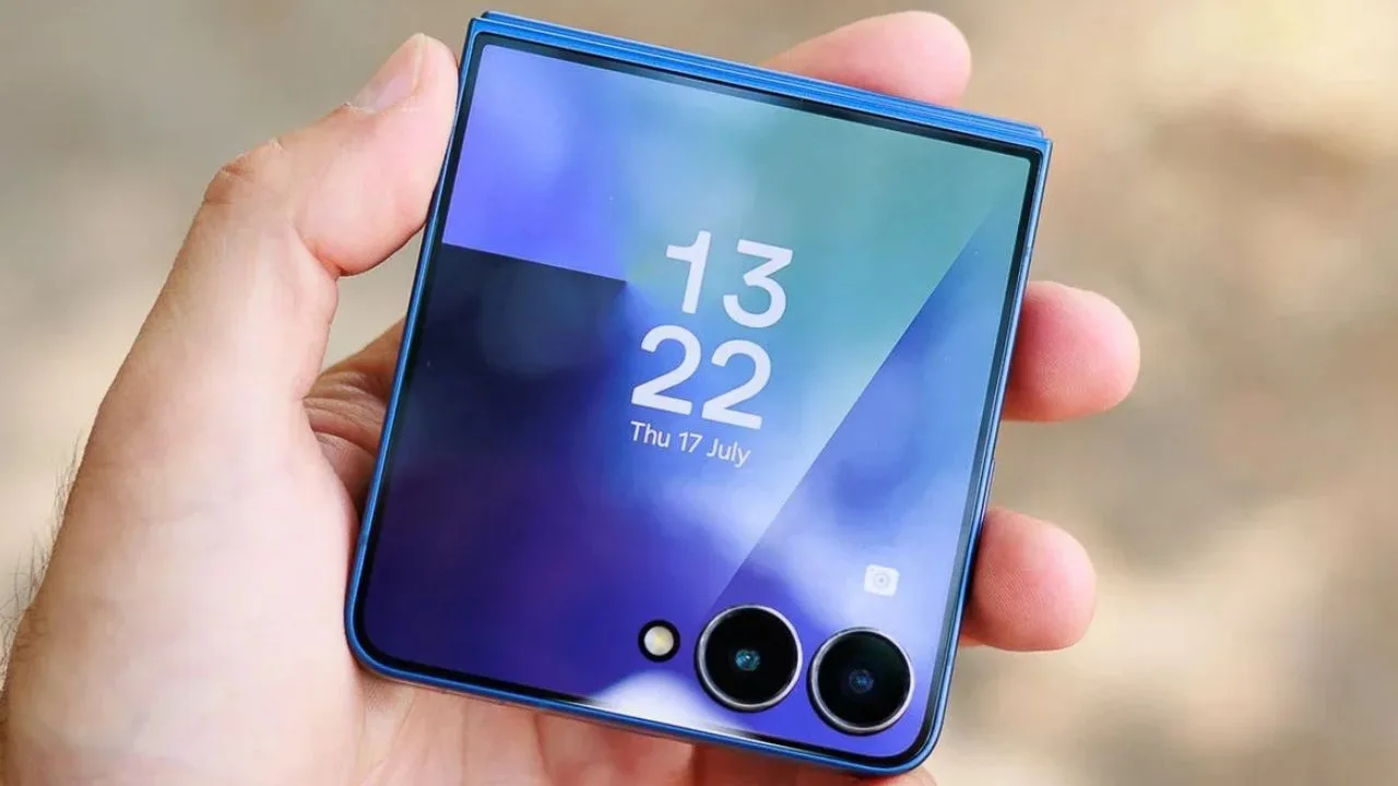 Samsung Galaxy Z Flip 8 Phone