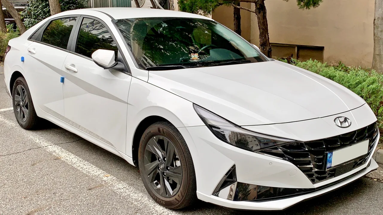 Hyundai Avante CN7 vs Hyundai Avante AD Model – What’s New, Interior, Safety & Performance Explained