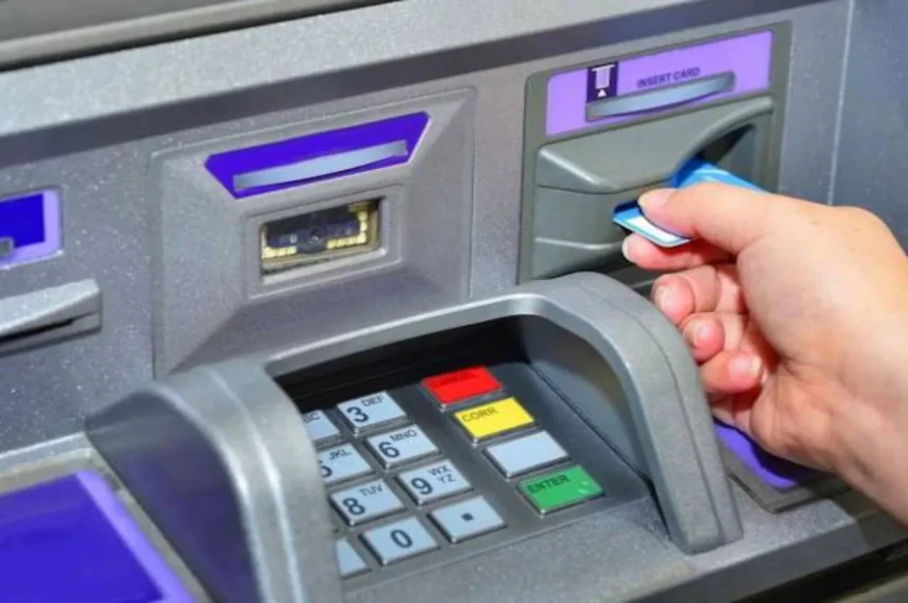 ATM Alert: एटीएम में फंस जाए डेबिट कार्ड तो घबराएं नहीं, फटाफट यह काम करने से होगा समाधान - Atm Alert | TIMESBULL