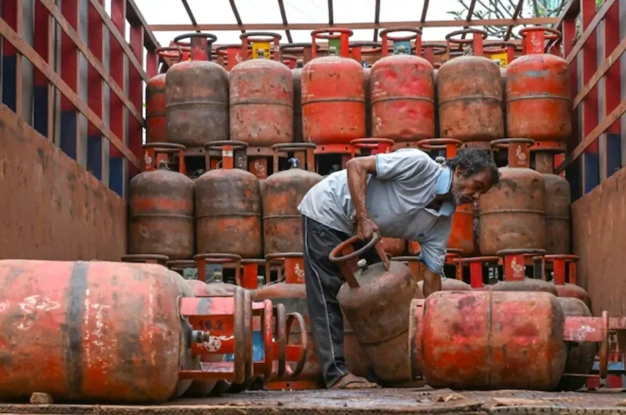 LPG Gas Cylinder: क्या भारत में पेट्रोल-डीजल के साथ आएगी गैस की कमी? मंत्रालय ने दी चौंकाने वाला अपडेट - Lpg Price Update | TIMESBULL