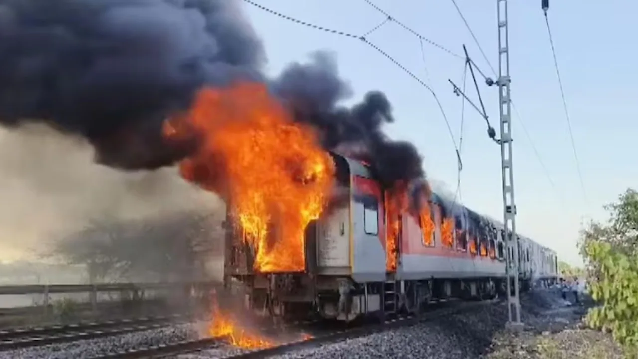 राजधानी एक्सप्रेस में आग लगने के बाद मची अफरा-तफरी, 68 लोगों को बाहर निकाला - Rajdhani Express Fire | TIMESBULL