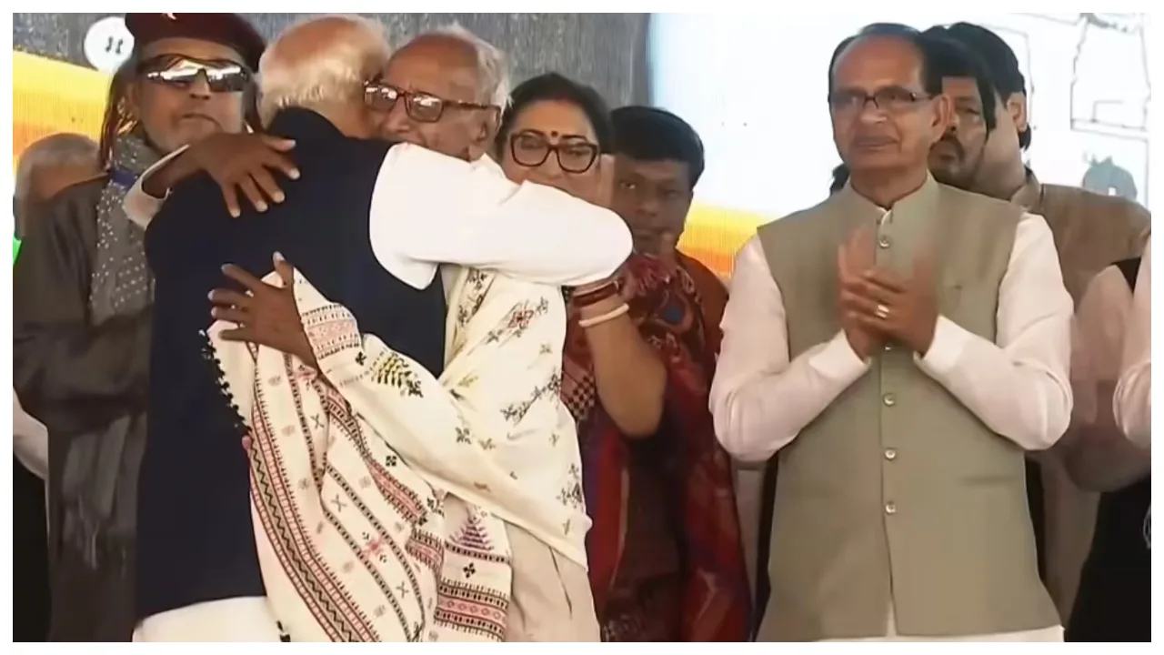 Suvendu Adhikari Oath Ceremony – PM Modi Touches Feet of Makhan Lal Sarkar on Stage, watch Video - Suvendu Adhikari Oath Ceremony | TIMESBULL