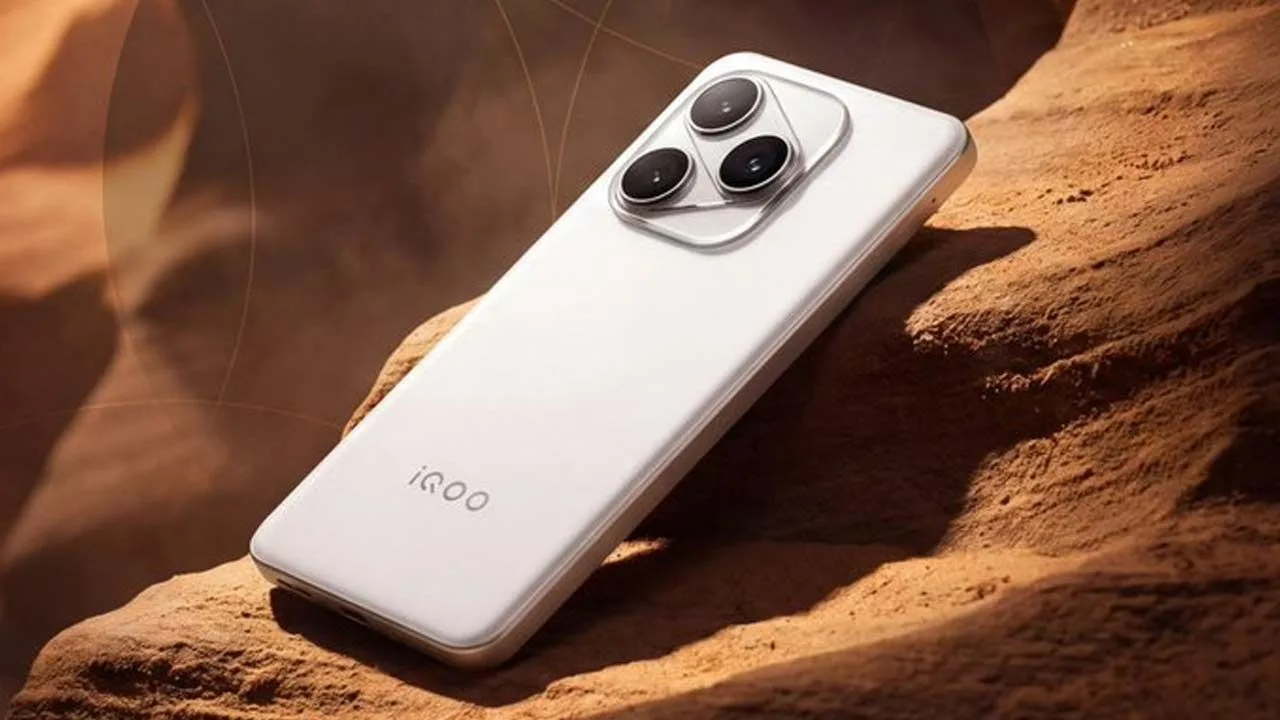 iQOO 16 To launch with a 2K 165Hz OLED display, Powerful Gaming features - Image 1