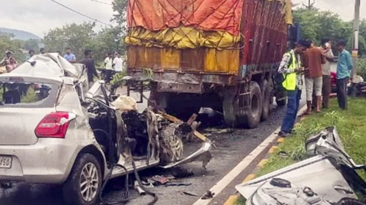 Jharkhand Accident: 4 Killed After Car Crashes Into Parked Truck, Minister’s Daughter Among Dead